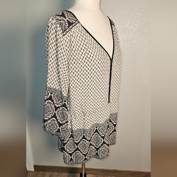 Women's Black and White Patterned Top Contrasting Shoulder, sleeves and hem.  XL - Picture 9 of 12
